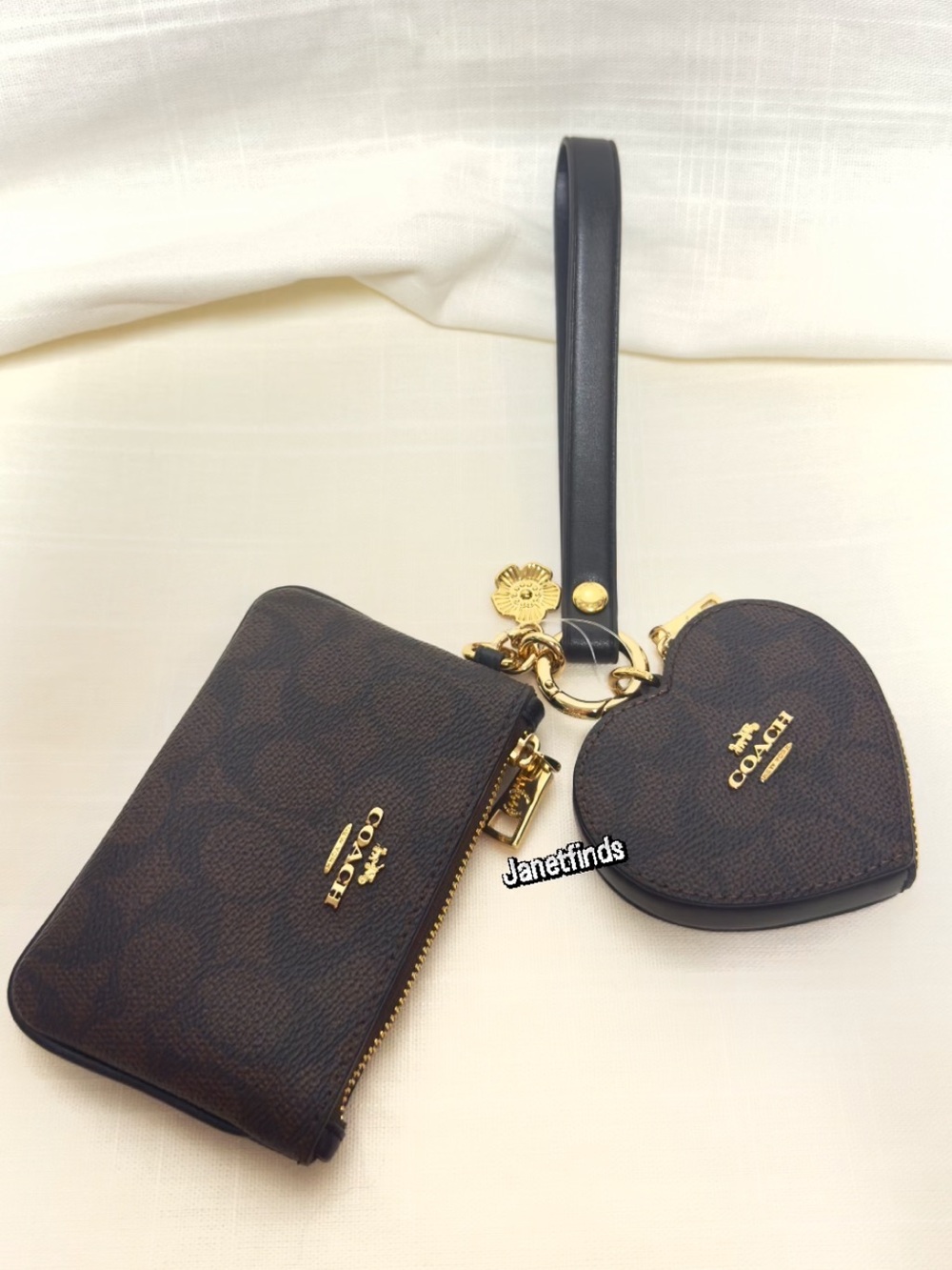 NWT🌸Coach Wristlet  And Heart Pouch
In Signature Canvas With Charm

CEO28